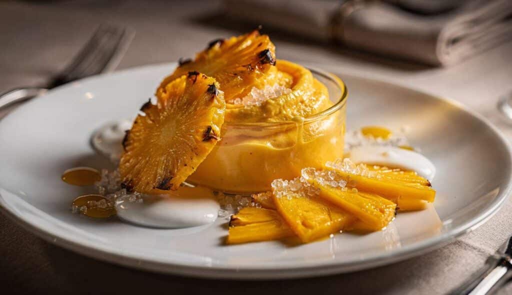 Mousse de mangue et ananas rôti : recette exotique et gourmande