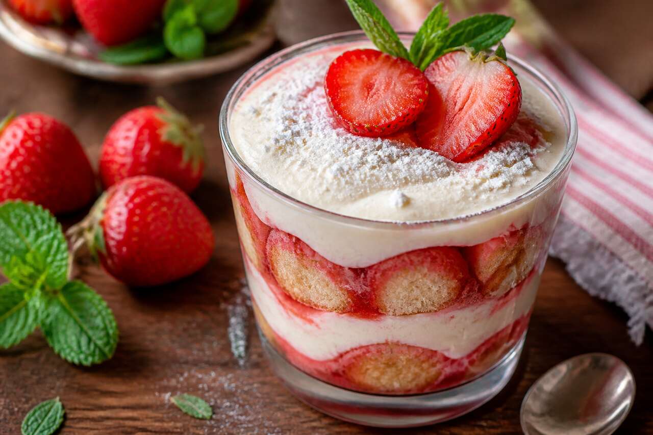 Tiramisu à la fraise : dessert individuel délicieux