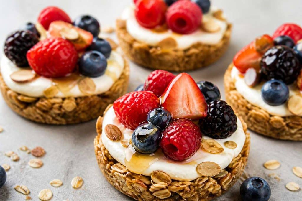 Tartelettes granola aux fruits rouges : recette savoureuse et saine