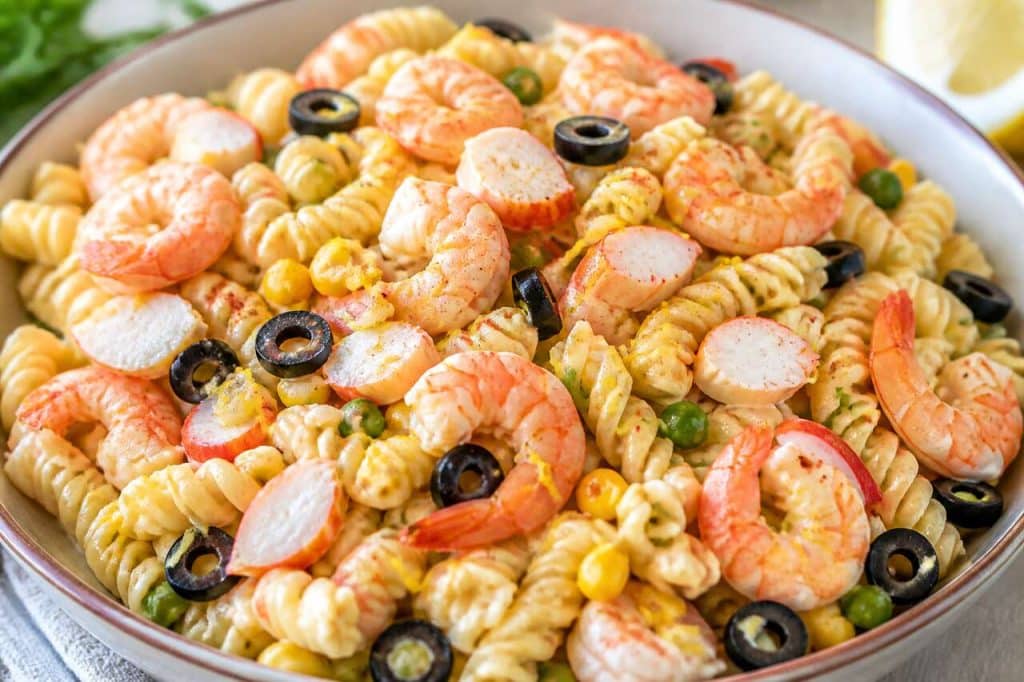 Salade de pâtes : crevettes, surimi et légumes
