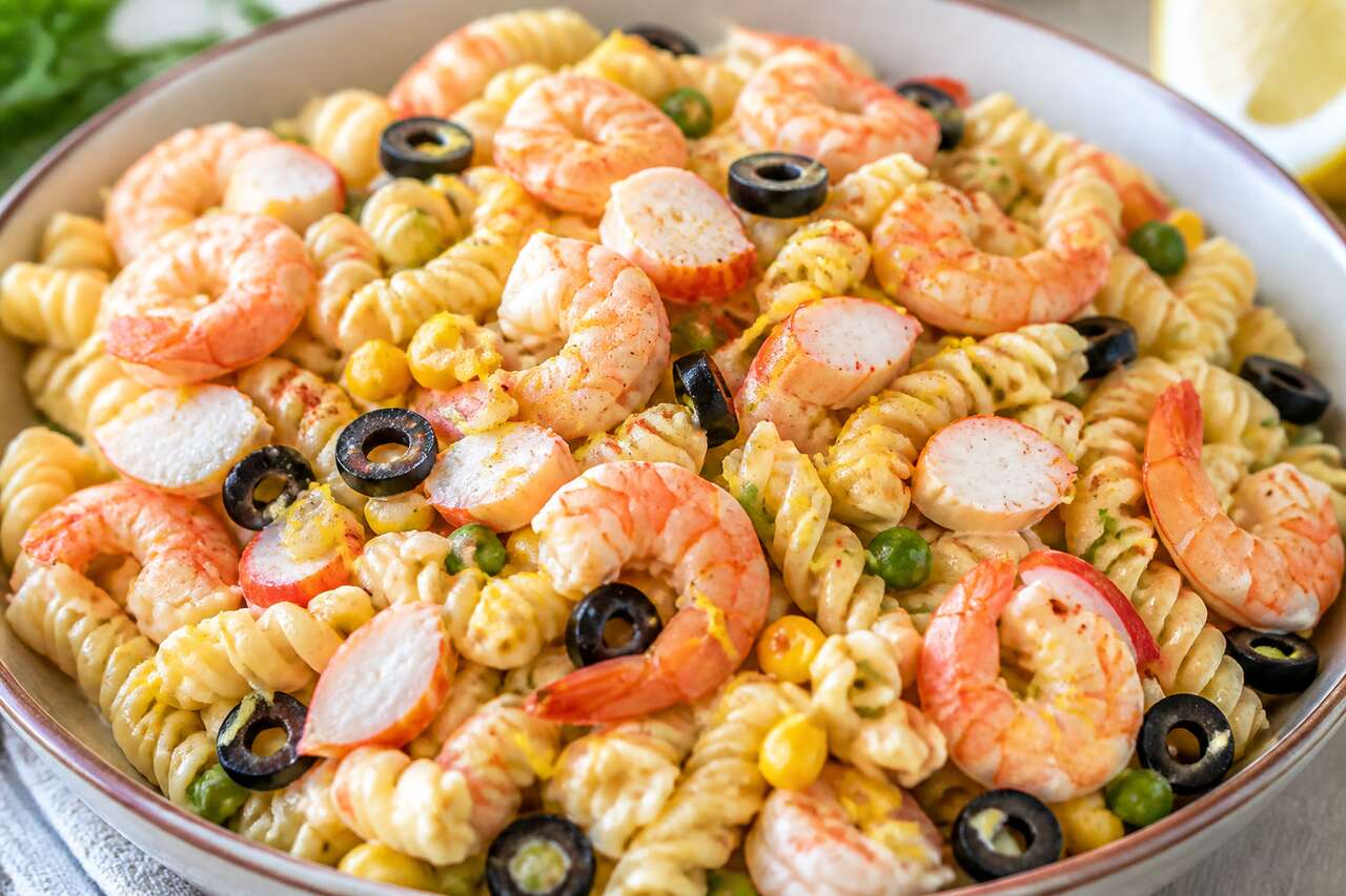 Salade de pâtes : crevettes, surimi et légumes