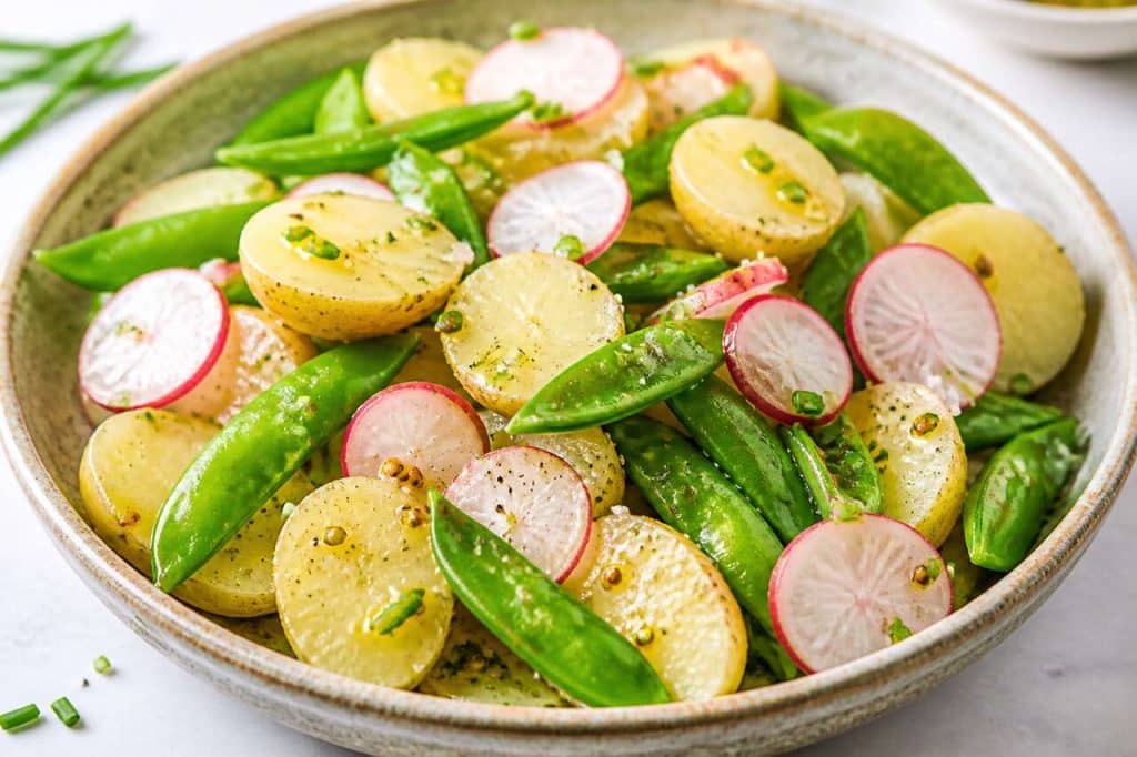 Salade de pommes de terre, pois gourmands et radis roses : recette fraƮche et savoureuse