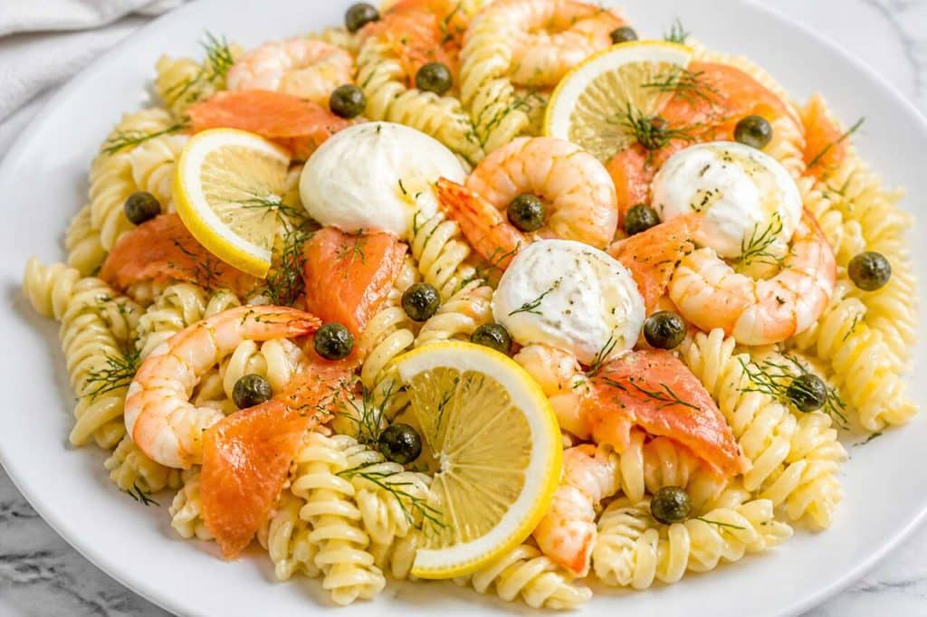 Salade de pâtes au saumon fumé et crevettes : recette fraîcheur