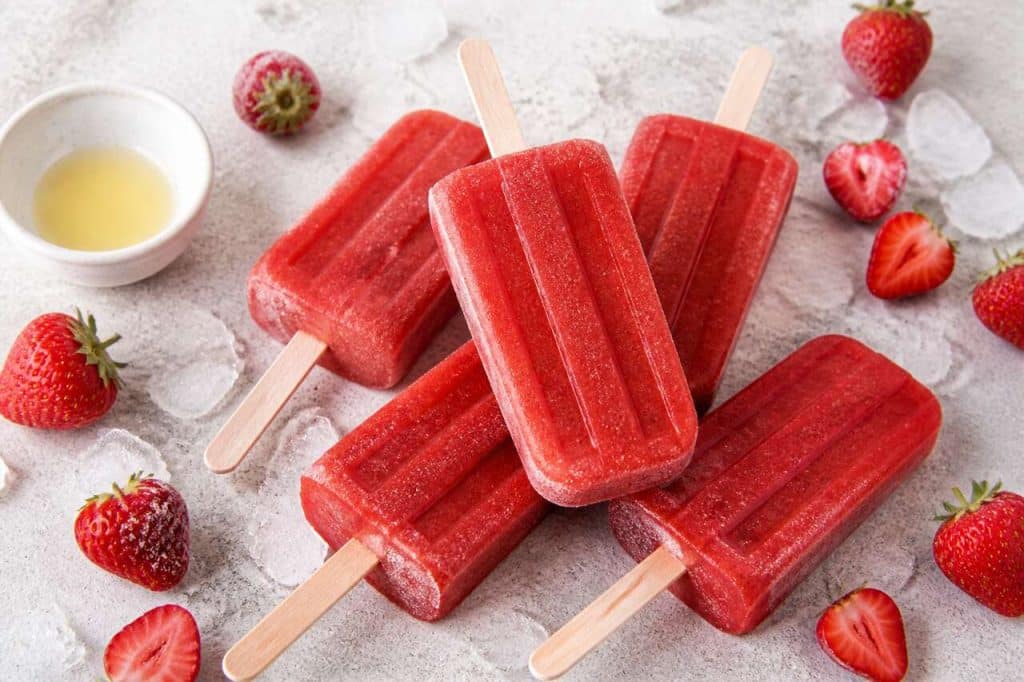 Glace à l'eau à la fraise maison : recette facile avec Tupperware