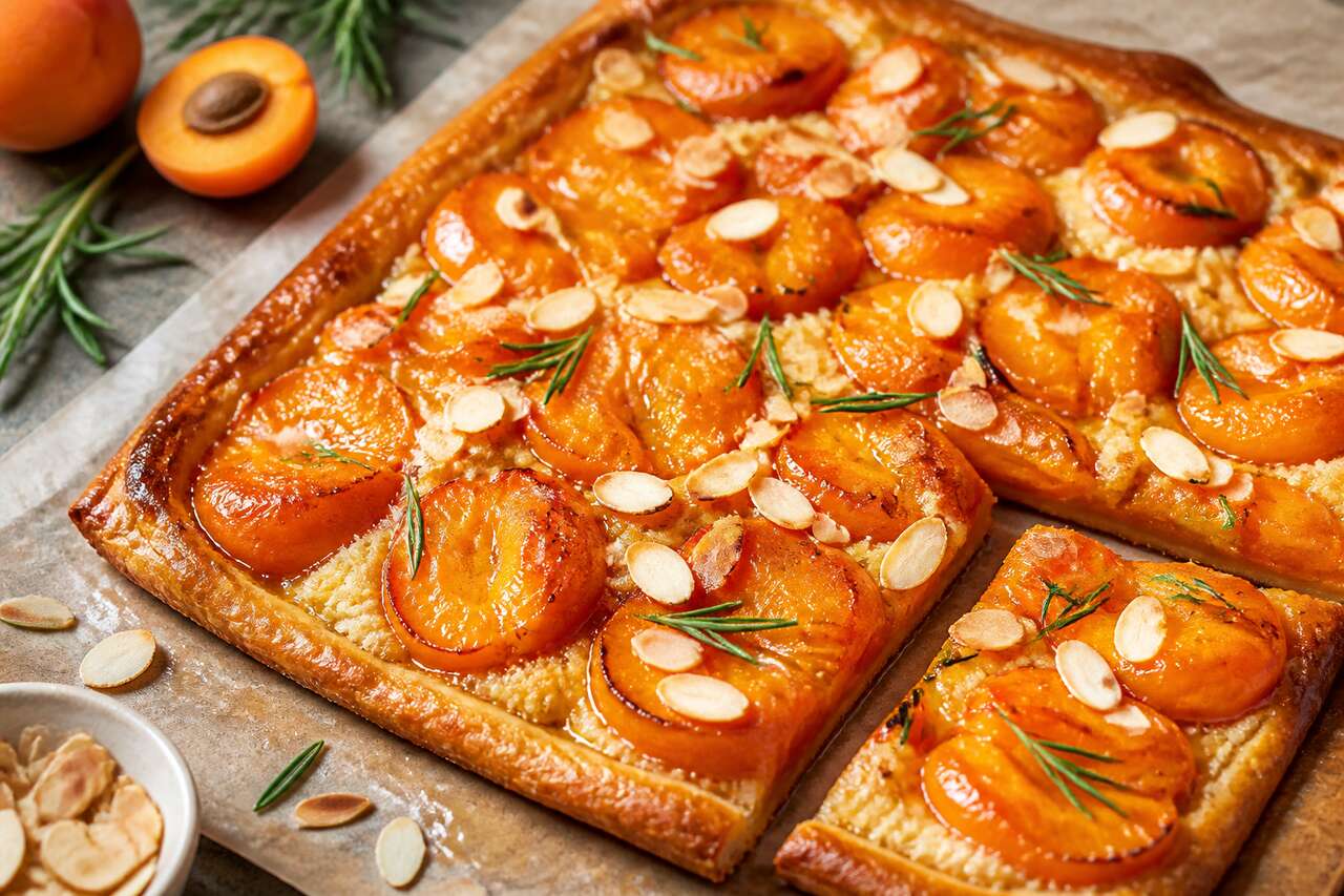 Tartes fines aux abricots et romarin : recette facile et savoureuse