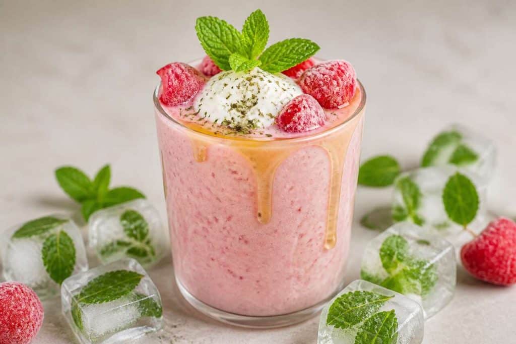 Smoothie fraises, fromage blanc et menthe : recette rafraîchissante
