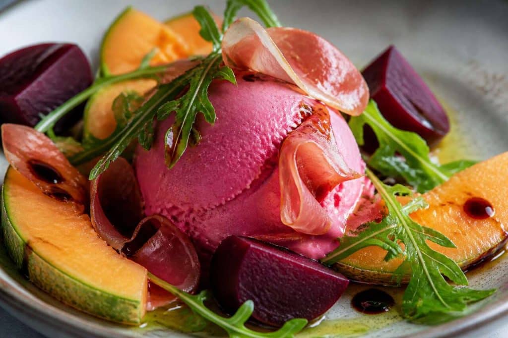 Glace à la betterave, melon, roquette et jambon fumé : recette originale