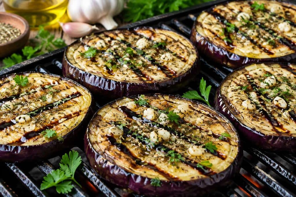 Tranches d'aubergine grillées au barbecue : recette savoureuse